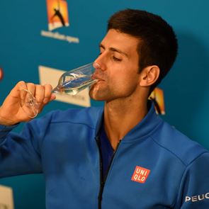 Ο Novak Djokovic αφήνει σιγά σιγά τη ρακέτα και πιάνει το κρασί