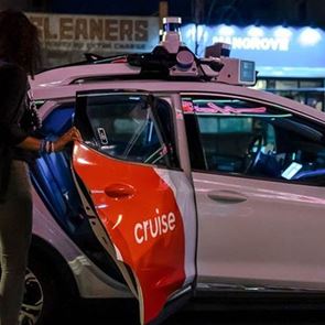 Ένα αυτόνομο ταξί τριγυρνά στο Σαν Φρανσίσκο