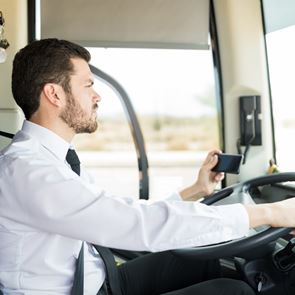 Οδηγός ΚΤΕΛ τερματίζει το multitasking με τσιγάρο και κινητό ενώ οδηγεί (video