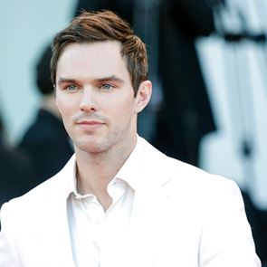 O Nicholas Hoult 'κλέβει' την παράσταση στο βίντεο κλιπ Mess It Up των Rolling Stones