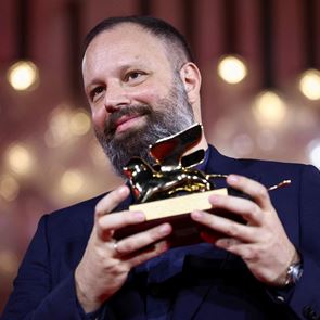 Ο Γιώργος Λάνθιμος βραβεύτηκε με Χρυσό Λέοντα για το &#39;Poor Things