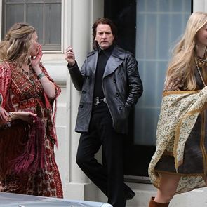 To total black 70s look του Ewan McGregor