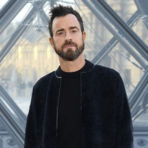 Το blue black look του Justin Theroux