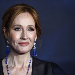 Δύο χρόνια πήρε στην J.K. Rowling να απολογηθεί για τα τρανσφοβικά σχόλια