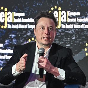 Ο <em>Elon</em> <em>Musk</em> λέει ότι η κοινωνία εστιάζει πολύ στον ρατσισμό