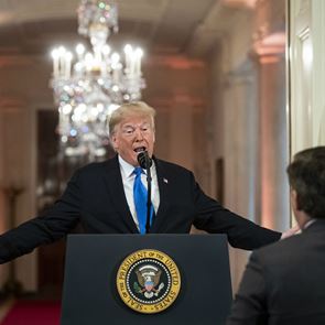 Ο <em>Trump</em> πετά έξω από τον Λευκό Οίκο δημοσιογράφο του CNN