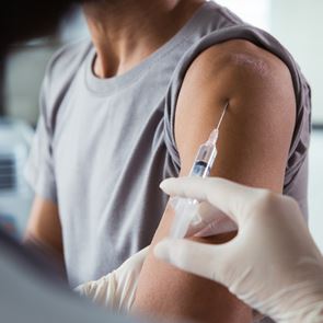 Ανοίγει σήμερα η πλατφόρμα για την τρίτη δόση εμβολίου