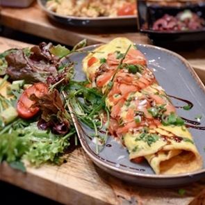 Στο νέο En Aithria Athens για brunch με θέα