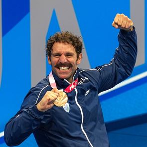 Ο Αντώνης Τσαπατάκης σημαιοφόρος στην τελετή λήξης των Παραολυμπιακών Αγώνων