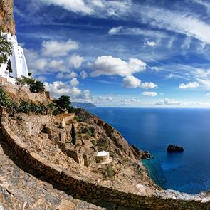 Στο απέραντο γαλάζιο της Αμοργού
