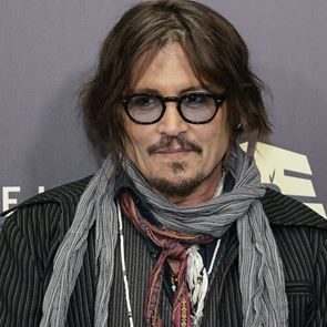 O Johnny Depp φορά τα ρούχα του βασιλιά Λουδοβίκου XV