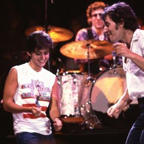 Όταν o Bruce Springsteen χόρευε στη σκηνή με την Courteney Cox