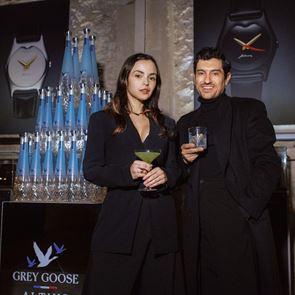 Ο Αργύρης Πανταζάρας και η Σίσσυ Τουμάση στην παρουσίαση του εμβληματικού ρολογιού του Οίκου Minas, απολαμβάνοντας Grey Goose Altius