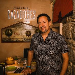 Ο Manny Hinojosa σύστησε την tequila Cazadores στην &lt;em>Ελλάδα&lt;/em>