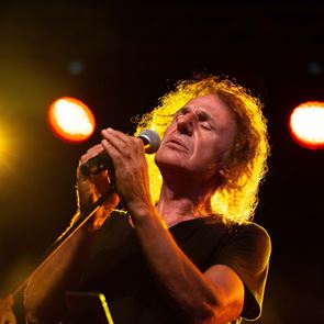 5 αξέχαστες live εμφανίσεις του Βασίλη Παπακωνσταντίνου