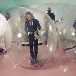 Συναυλία μέσα σε πλαστική φούσκα