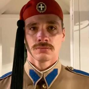 Ποιος είναι ο Εύζωνας που έγινε viral επειδή συγκινήθηκε