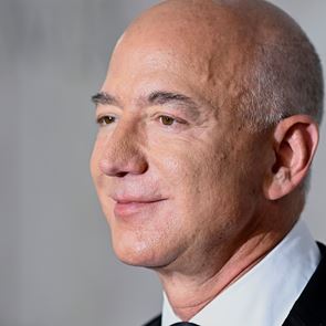 Ο Jeff Bezos δουλεύει ακόμα στο γραφείο που έφτιαξε ο ίδιος από μία πόρτα το 1995