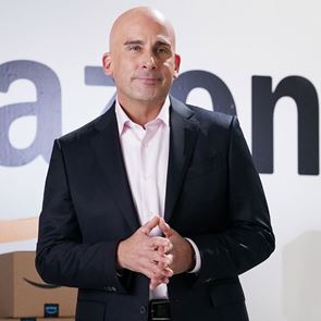 Ο Steve Carell ντύνεται Jeff Bezos και τρολάρει ασύστολα τον Trump
