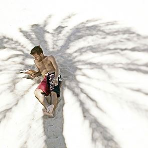 Τα beach reads του φετινού καλοκαιριού