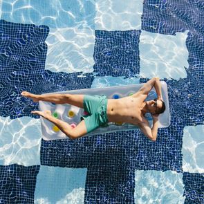 Μαγιό με έντονα χρώματα και εκκεντρικά σχέδια