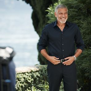 Είδαμε το Omega Speedmaster ’57 στον καρπό του George Clooney και του Hyun Bin