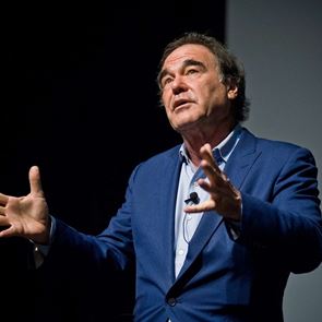 Ο Oliver Stone άλλαξε γνώμη για τη Barbie μέσα σε λίγες ώρες