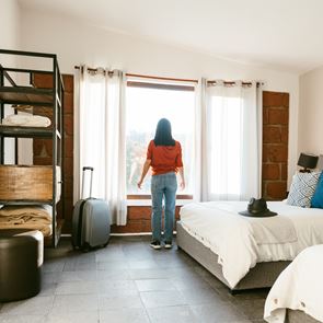 Πόση προμήθεια πληρώνουν οι ιδιοκτήτες σε Airbnb, Booking και Expedia