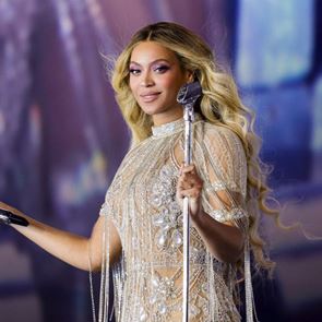 Η στροφή της Beyoncé στην country μουσική δεν περιλαμβάνει πολλά ρούχα