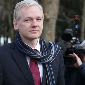 Ο ιδρυτής των WikiLeaks παντρεύτηκε τη δικηγόρο του στη φυλακή