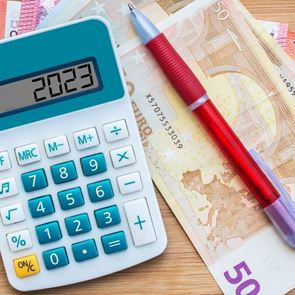 Ξέρουμε πόσα χρήματα παίρνουν οι δήμαρχοι, αντιδήμαρχοι και περιφερειάρχες σε όλη την &lt;em>Ελλάδα&lt;/em>