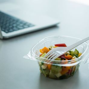 6 υγιεινές, χορταστικές τροφές για το γραφείο