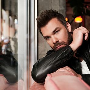 Ο Γιώργος Σαμπάνης τραγουδάει τη ζωή