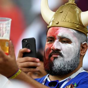 Σουηδοί φίλαθλοι άδειασαν από μπύρες τη &lt;em>Ρωσία&lt;/em>