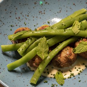 Η συνταγή του Δήμου Μπαλόπουλου για τα πιο νόστιμα χοιρινά κεφτεδάκια