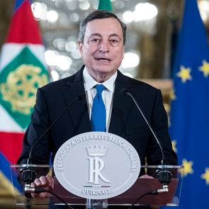 Ο Mario Draghi υπέβαλε και επίσημα την παραίτησή