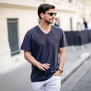 Η επιστροφή του V-neck στο αντρικό στυλ
