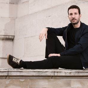 Alex Michaelides, πώς είναι να είσαι o #1 συγγραφέας στα best sellers των New York Times