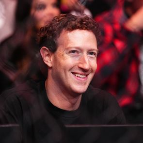 O Mark Zuckerberg έκανε σερφ με σμόκιν, μία αμερικανική σημαία και μπύρα