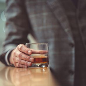 Το ουίσκι κόβει τον βήχα, το λέει και η επιστήμη