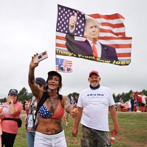 Ο Donald Trump αποδοκιμάζεται από τους οπαδούς