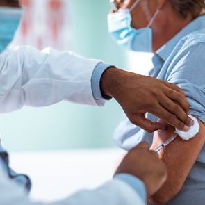 Ξεκινούν οι εμβολιασμοί για ευπαθείς ομάδες και άτομα 70-74 ετών