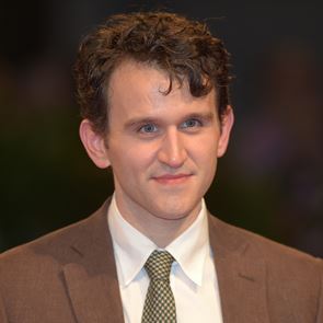 O κινηματογραφικός Edgar Allan Poe έχει άρωμα Harry Potter και The Queen&#39;s Gambit