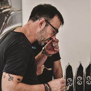 O Κώστας Καλαφατάς μεγάλωσε σε σακιά πράσινου καφέ και μυρωδιές από φρεσκοκαβουρδισμένους κόκκους