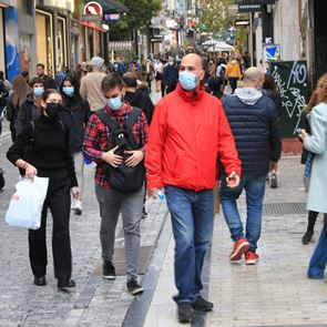 <em>ΚορονοΪός</em>: Eκτόξευση ιικού φορτίου στην Αττική κατά 171%: