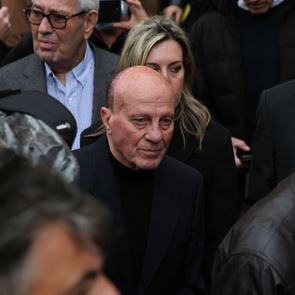 Πέθανε ο Μίμης Δομάζος, θρύλος του ελληνικού ποδοσφαίρου