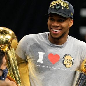 Ο Γιάννης Αντετοκούνμπο ήδη μαθαίνει ελληνικά στο γιο