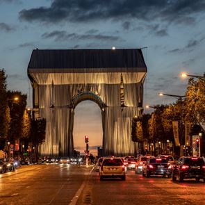 O Christo πακέταρε την Αψίδα του Θριάμβου στο Παρίσι