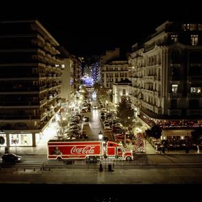 Το εμβληματικό φορτηγό της Coca-Cola στους δρόμους της Ελλάδας