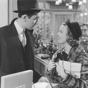 Ο οδηγός του Esquire για να της αγοράσεις το ιδανικό &lt;em>άρωμα&lt;/em>